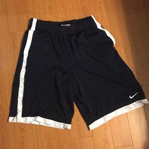 Nike basketball shorts. EUC